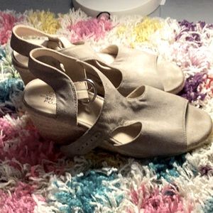 Gray heels size 5 women’s memory foam fancy and casual